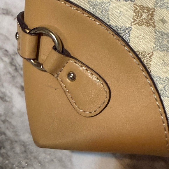 Tan and Cream Checkered Shoulder Bag with Gold Hardware - Picture 14 of 16